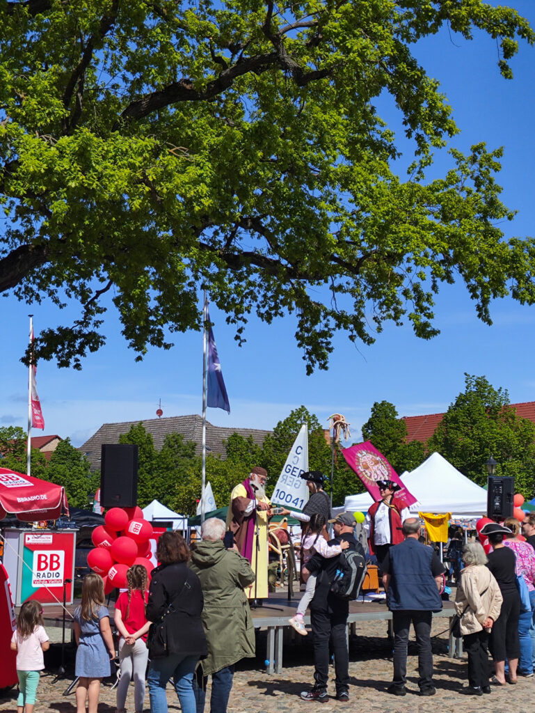 "Tag der Vereine" 2025 in Templin - Bühne mit "Nudelmesse" der Pastafari
