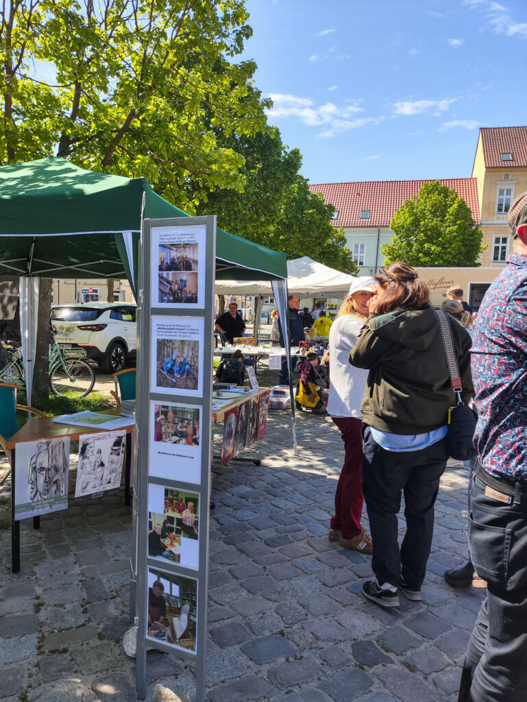 Stand des Kunstverein Templin e.V. zum "Tag der Vereine" 2025 in Templin mit Einblicken in das Vereinsleben