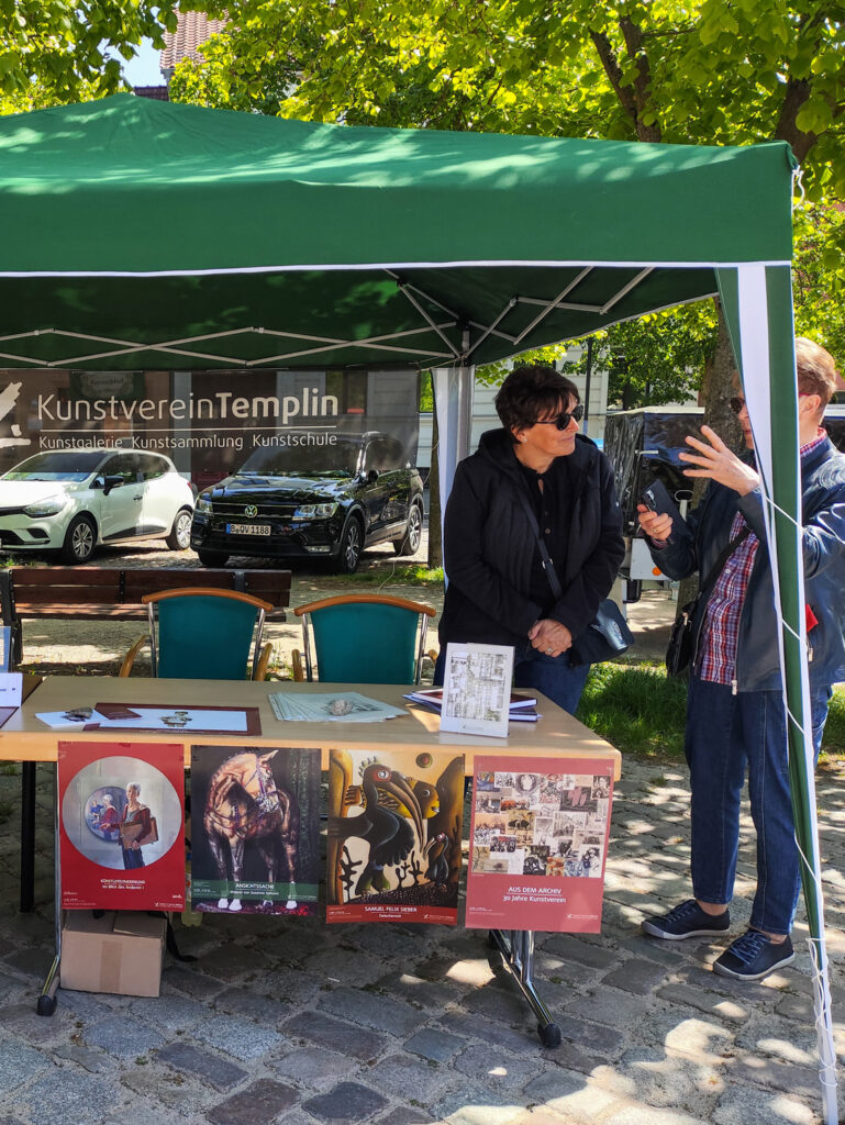 Im Gespräch am Stand des Kunstvereins